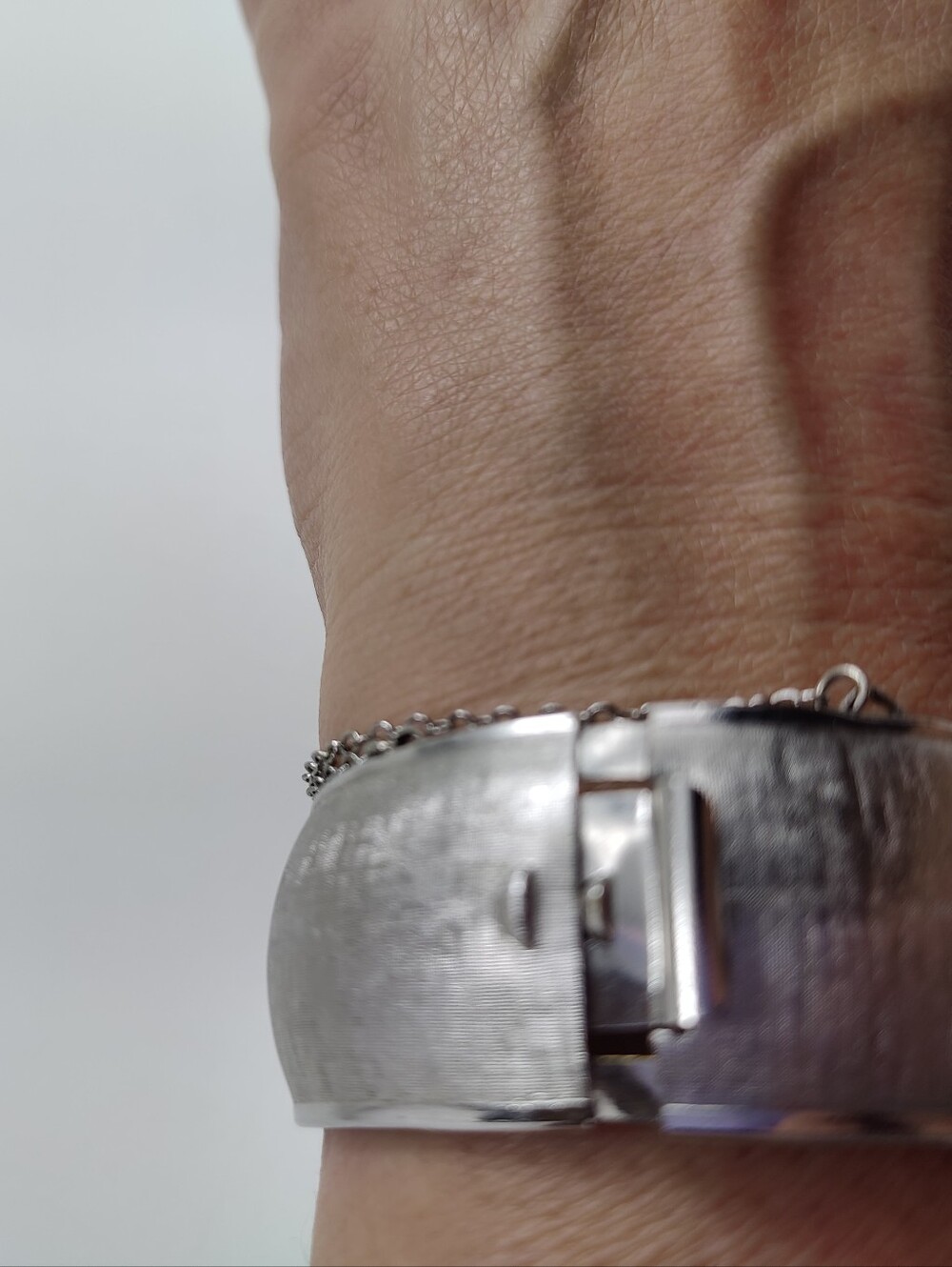 Vintage Coro Silver Tone Wide Hinged Bangle Bracelet Safety Chain Brushed Satin - Picture 9 of 12